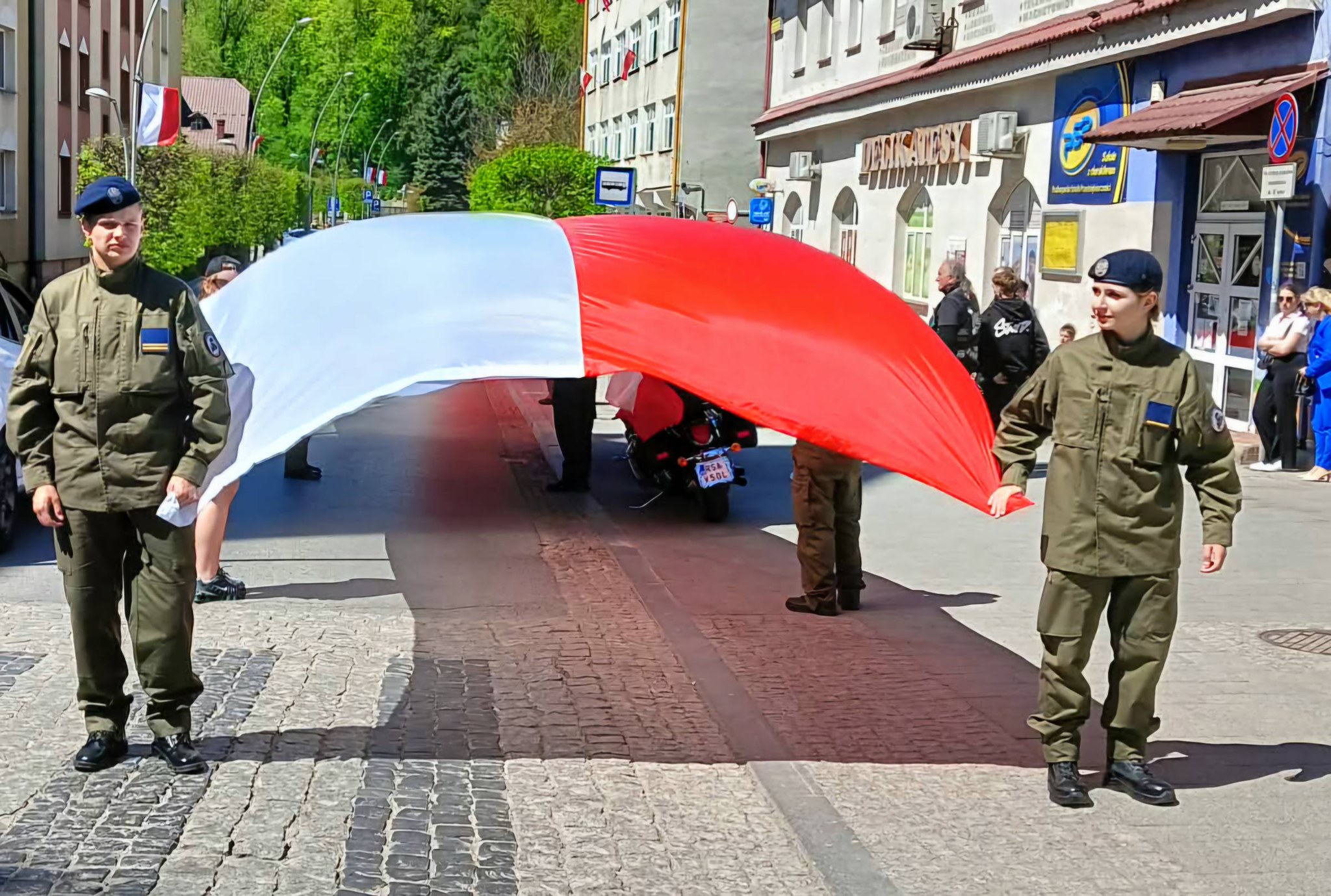 Kadeci OPW trzymający flagę