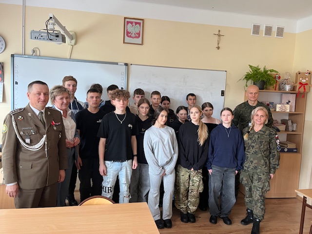 Żołnierze i uczniowie oddziału przygotowania wojskowego