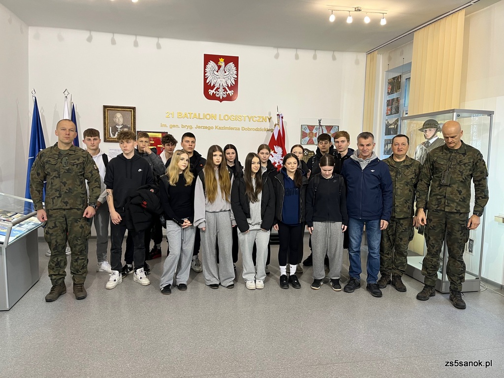 Zdjęcie grupowe młodzieży i żołnierzy