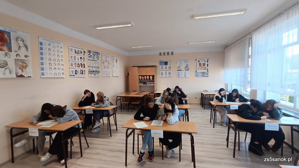 Klasa z uczestnikami olimpiady w ławkach