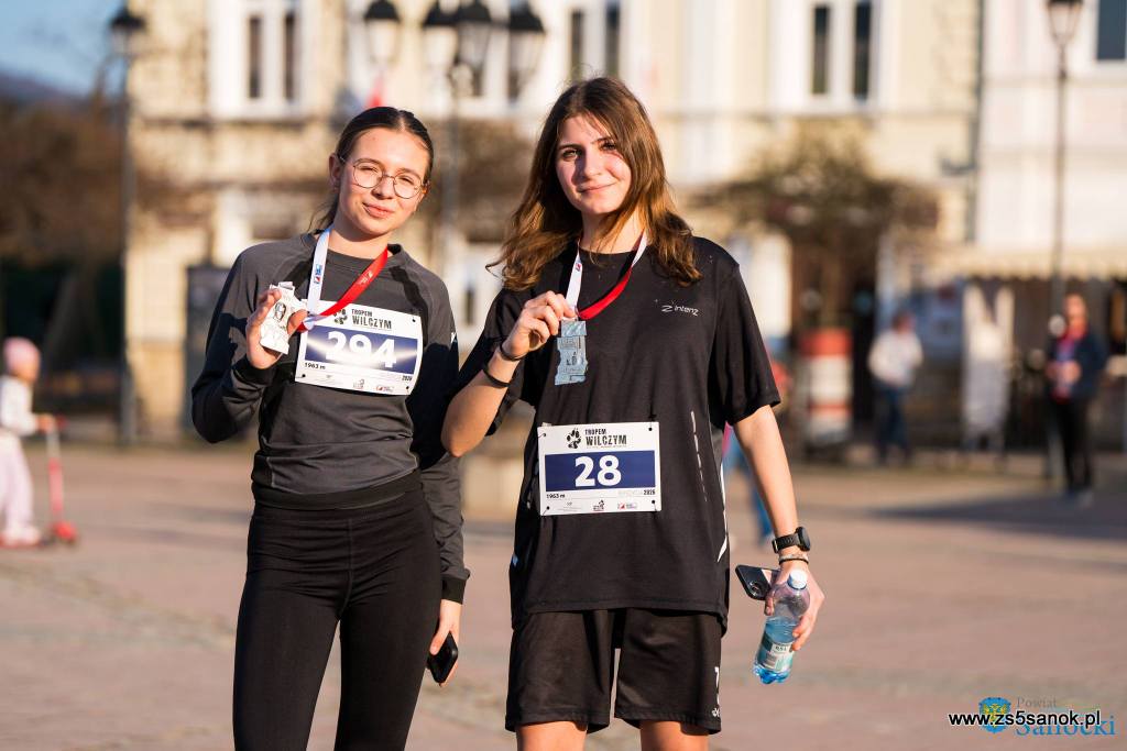 Uczennice z medalami