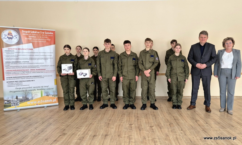 Starosta Sanocki z Dyrektorem Zespołu Szkół nr 5 w Sanoku oraz uczniowie oddziału OPW