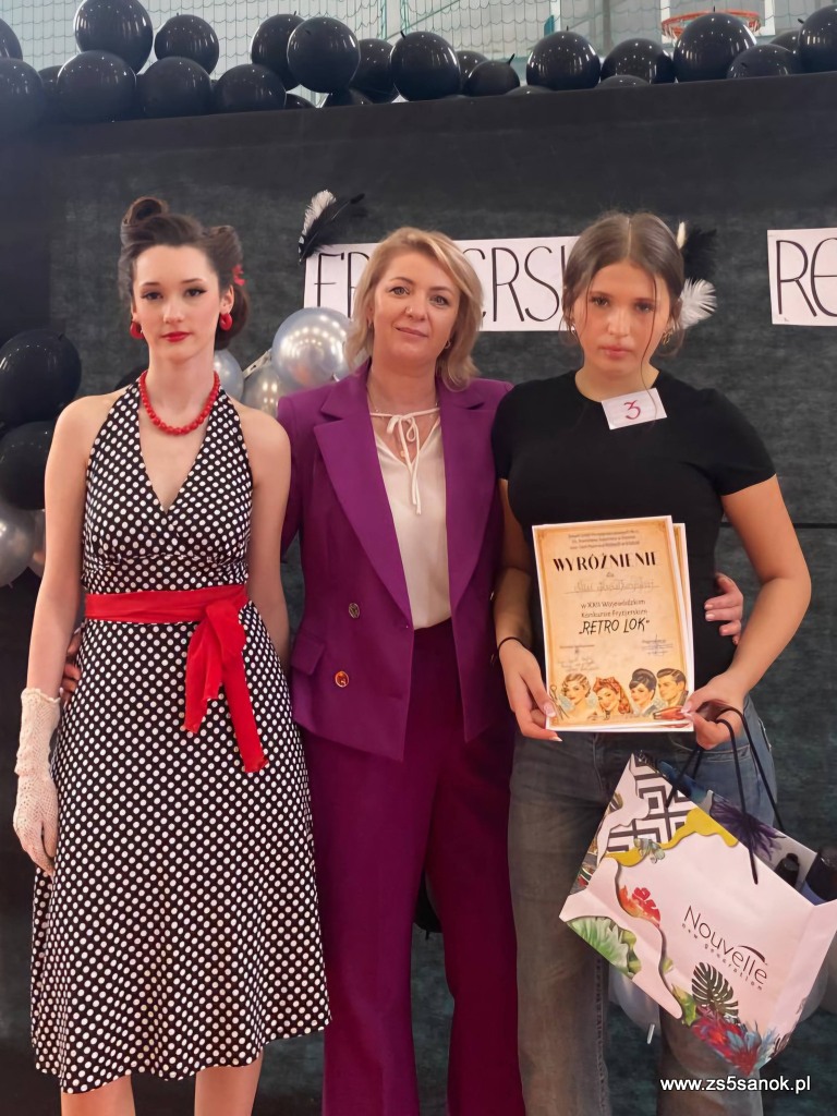 Uczestniczka konkursu z opiekunem i modelka