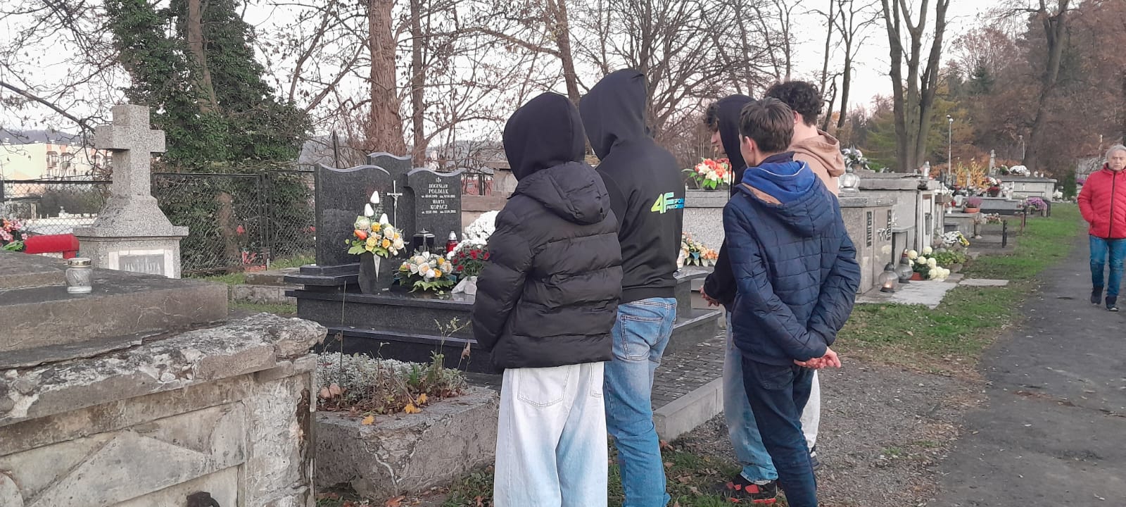 Młodzież przy grobach