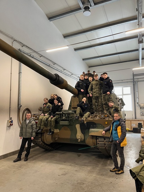 Uczniowie OPW na tle pojazdu artyleryjskiego