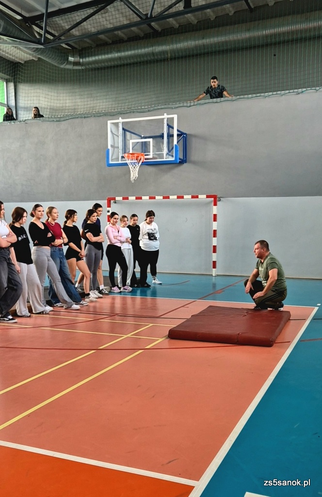 Szkolenie z samoobrony na sali gimnastycznej