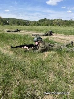 Kadet OPW z karabinem na łące