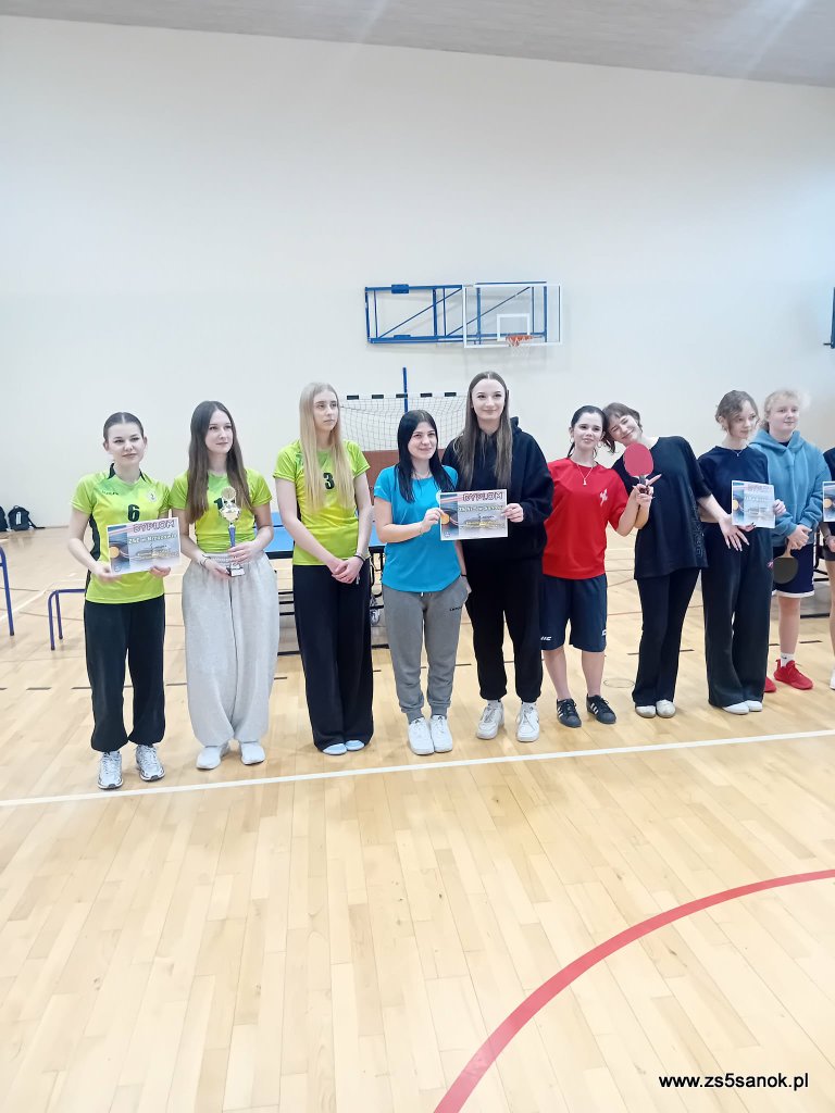 Zawodnicy w czasie wręczania nagród