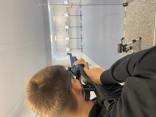 uczeń celuje do tarczy