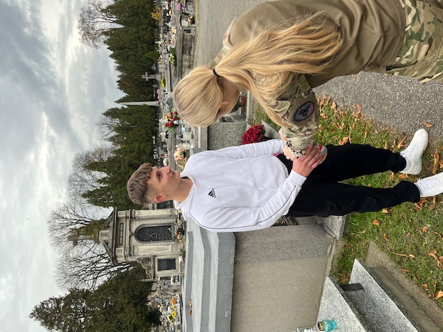 Osoba rzuca darowiznę do puszki