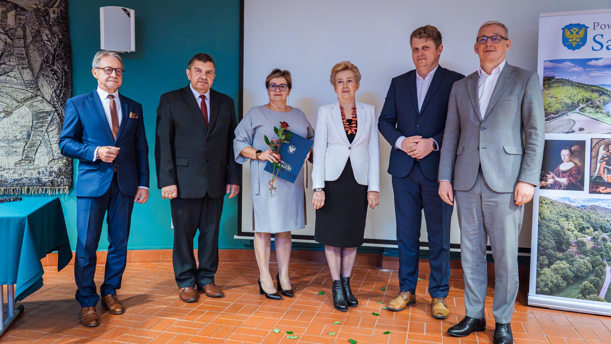 Na zdjęciu Marzena Niemczyk wraz z przedstawicielami starostwa