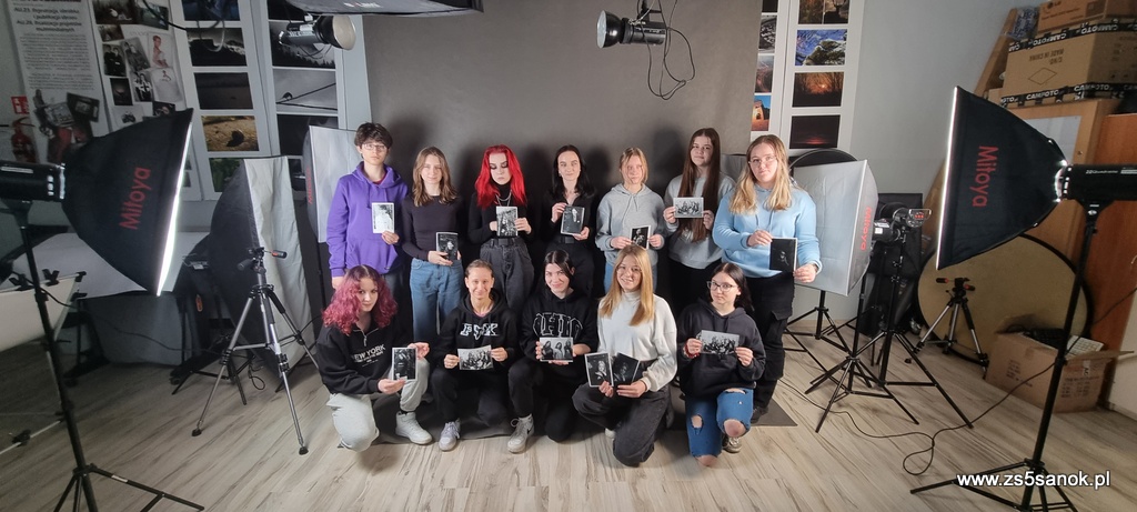 Uczniowie kierunku technik fotografii i multimediów z czarnobiałymi fotografiami w studio fotograficznym