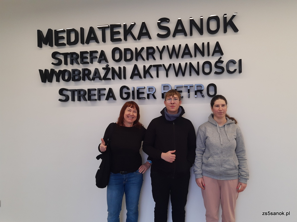 Uczniowie ZS 5 Sanok na tle napisu Mediateka Sanok