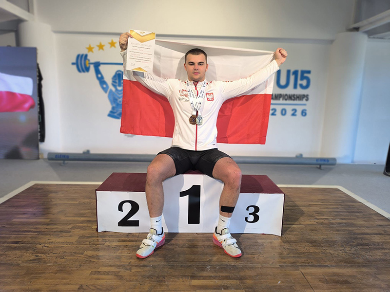 Kacper siedzi na pierwszym miejscu podium