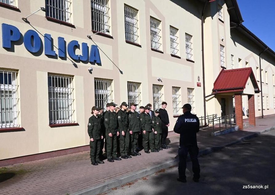 Kadeci na tle budynku policji w czasie zbiórki